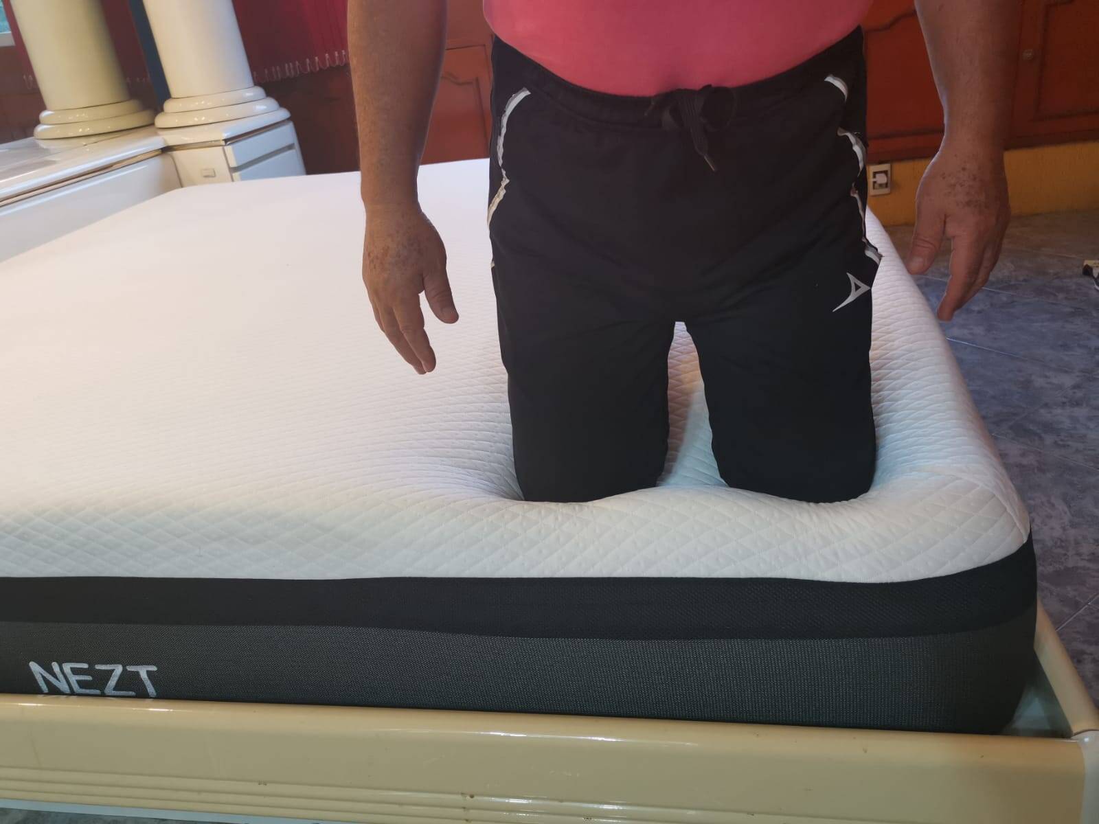 El Nezt incado en el borde